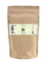 Zak tulsi poeder van Aza Natural, 250 gram, kraftpapier met ritssluiting en een etiket met een takje tulsi en groen poeder