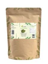 Zak tulsi poeder van Aza Natural, 500 gram, kraftpapier met ritssluiting en een etiket met een takje tulsi en groen poeder