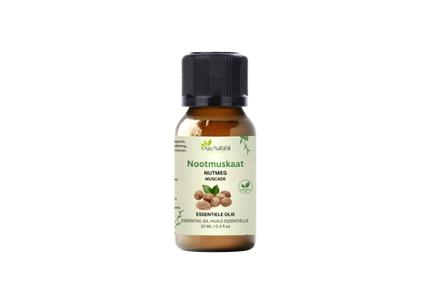 Flesje nootmuskaat olie van Aza Natural, 10 ml, bruin glas met zwarte dop en een etiket met nootmuskaatnoten
