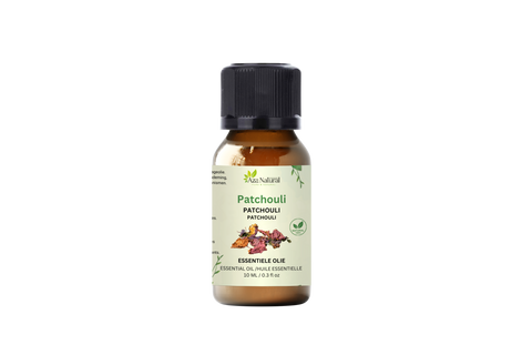 Flesje patchouli olie van Aza Natural, 10 ml, bruin glas met zwarte dop en een groen etiket met gedroogd patchouliblad