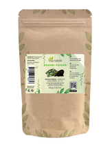 Zak brahmi plant poeder van Aza Natural, 100 gram, kraftpapier met ritssluiting en een etiket met poeder en witte bloemetjes