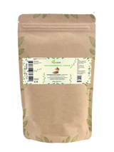 Zak korianderwortel poeder van Aza Natural, 250 gram, kraftzak met ritssluiting en etiket met een schaaltje lichtbruin poeder