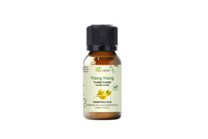 Fläschchen Ylang-Ylang-Öl von Aza Natural, 10 ml, braunes Glas, schwarzer Verschluss, Etikett mit gelben Ylang-Ylang-Blüten
