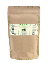 Sachet de poudre de bhringraj Aza Natural, 250 g, papier kraft avec zip et une étiquette avec un tas de poudre vert foncé