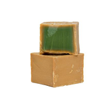 Deux pains de savon d’Alep Aza Natural empilés, l’un coupé : brun doré à l’extérieur, vert à l’intérieur