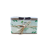Koffiezeep van Aza Natural in de wikkel van geribbeld karton, dichtgebonden met een strik van raffia