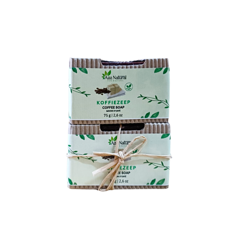Zwei Stücke Kaffeeseife von Aza Natural übereinander, in Banderolen aus Wellpappe, eines mit Bastschleife
