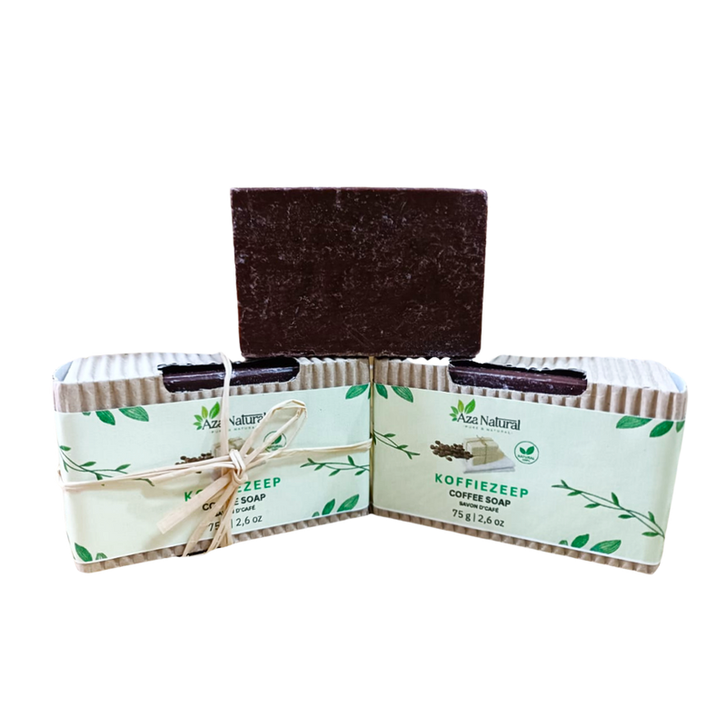 Dunkelbraunes Stück Kaffeeseife von Aza Natural, ausgepackt auf zwei Banderolen aus Wellpappe