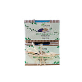 Deux savons au nila bleu Aza Natural empilés, dans leurs fourreaux de carton ondulé, l’un noué de raphia