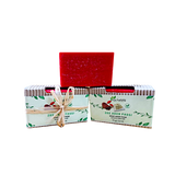 Pain rouge de savon à l’aker fassi Aza Natural, déballé, posé sur deux fourreaux de carton ondulé