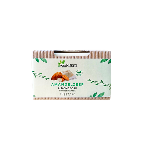 Amandelzeep van Aza Natural, crèmewit blok van 75 gram in een wikkel van geribbeld karton met amandelen erop