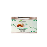 Amandelzeep van Aza Natural, crèmewit blok van 75 gram in een wikkel van geribbeld karton met amandelen erop