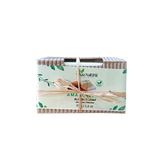 Amandelzeep van Aza Natural in de wikkel van geribbeld karton, dichtgebonden met een strik van raffia
