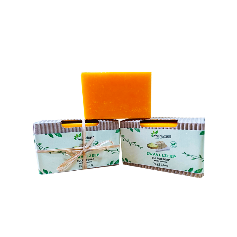 Orangegelbes Stück Schwefelseife von Aza Natural, ausgepackt auf zwei Banderolen aus Wellpappe