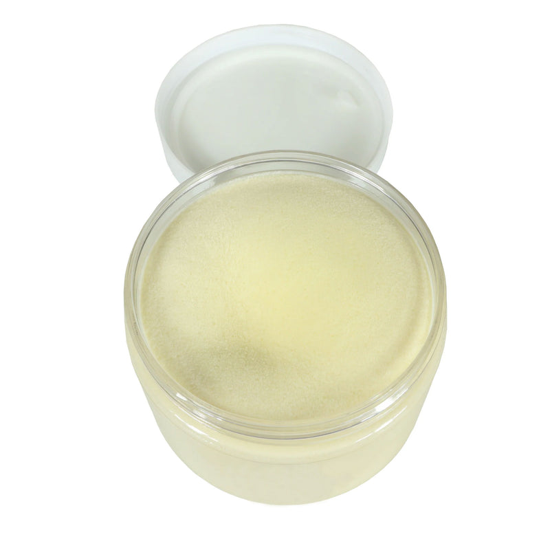 Geöffneter Tiegel Sheabutter von Aza Natural, hellgelbe Butter mit glatter Oberfläche, von oben gesehen