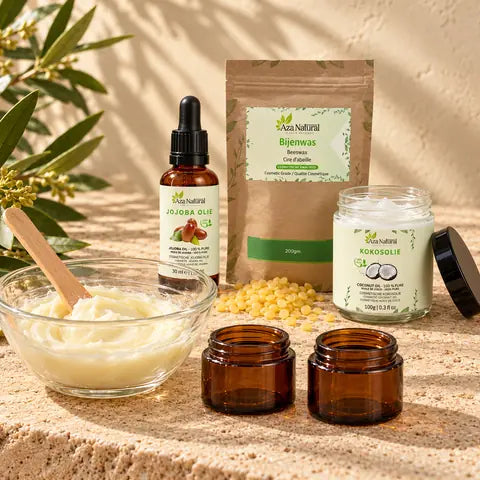 Bijenwas, Kokosolie en Jojoba olie van Aza Natural naast een kom zelfgemaakte balsem en lege potjes
