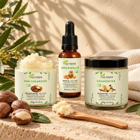 Raw Sheaboter, Arganolie en Cacaoboter van Aza Natural met een houten spatel en sheanoten op travertijn