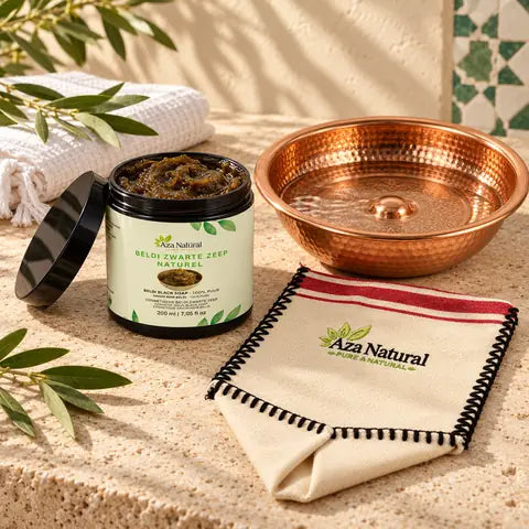 Beldi zwarte zeep, een koperen hammamkom en een scrubwashand van Aza Natural voor zellige tegels