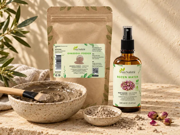 Zakje Ghassoul poeder en Rozen water van Aza Natural met een kom kleimasker, een kwast en een schaaltje kleipoeder