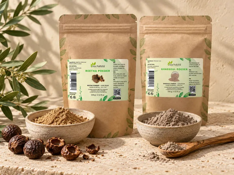 Zakjes Reetha poeder en Ghassoul poeder van Aza Natural met twee kommen poeder, een houten lepel en zeepnoten